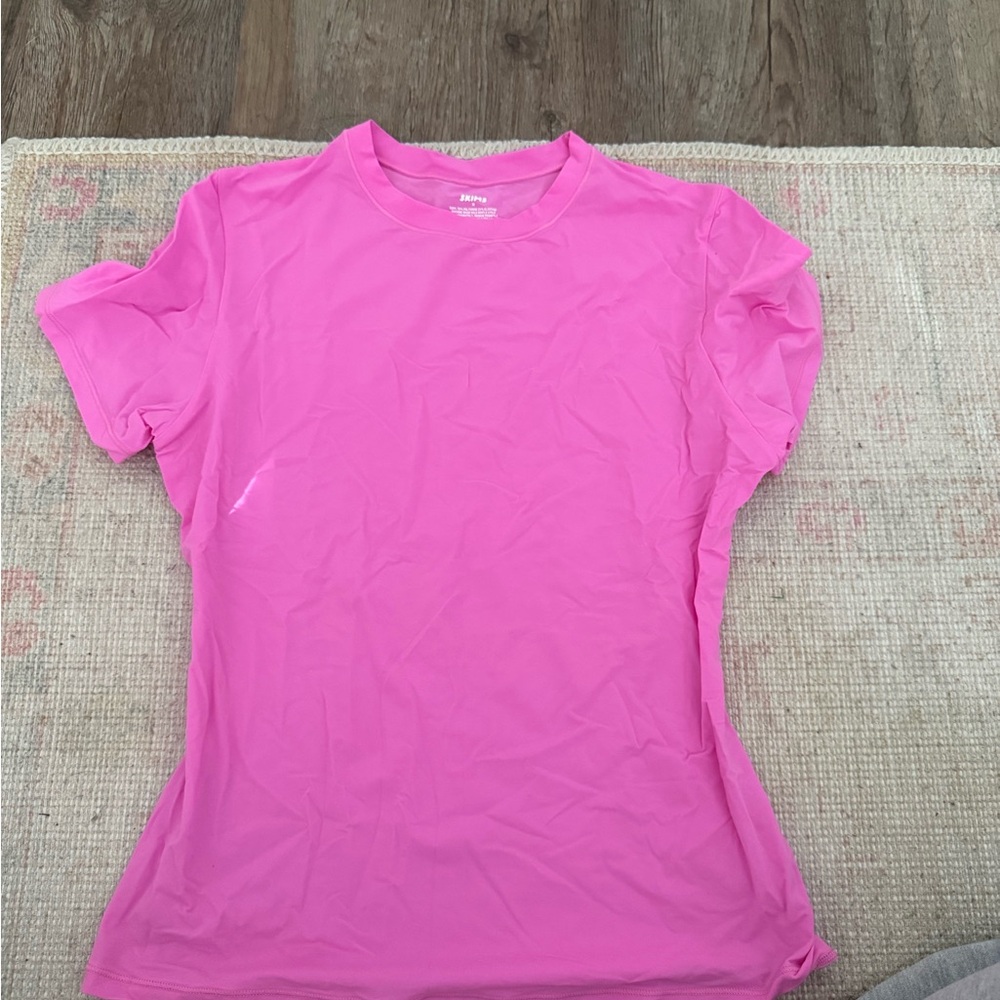 SKIMS Short Sleeve Tee in Hot Pink fits everybody stretchy tee size Medium
